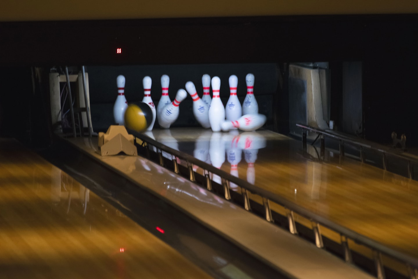 Bowlingkugel trifft Pins.